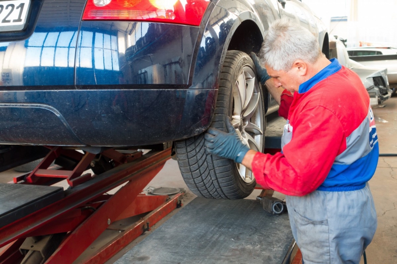 vente-CIPIERES-min_auto_repair_repair_lift_auto_mechanic_work_clothes_master_professional_man_of_the_fold-685629